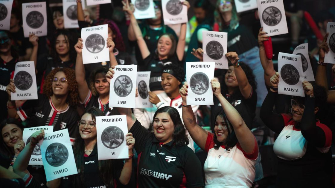 Na foto, torcedores da paiN Gaming no CBLOL 2024 &quot;protestando&quot; contra os picks