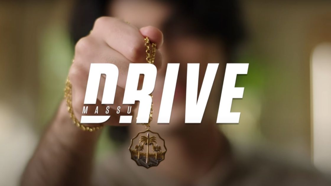 Na foto, o cordão que recebeu referência no clipe de Heavy is the Crown