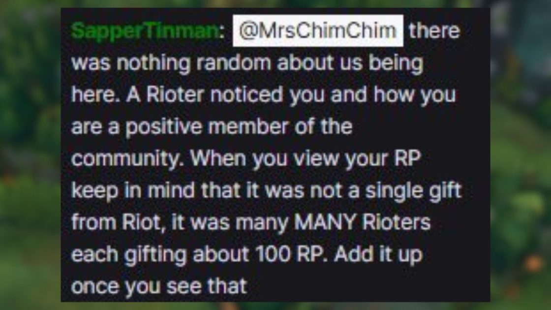 Na foto, a mensagem de um rioter no chat de uma streamer que recebeu gank da própria Riot Games