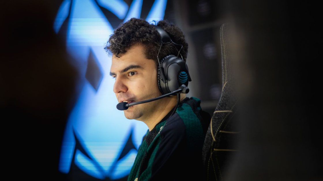 Imagem do Flyquest Bwipo no palco da LTA 2025