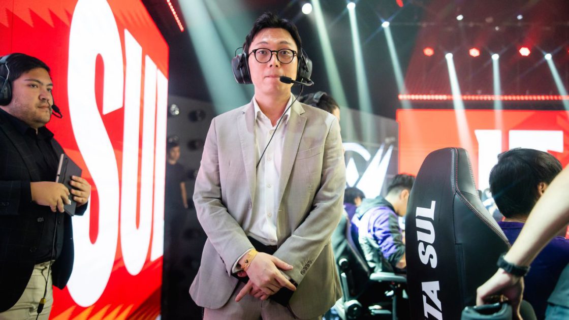 Na foto, o Coach SeeEl, técnico da VKS