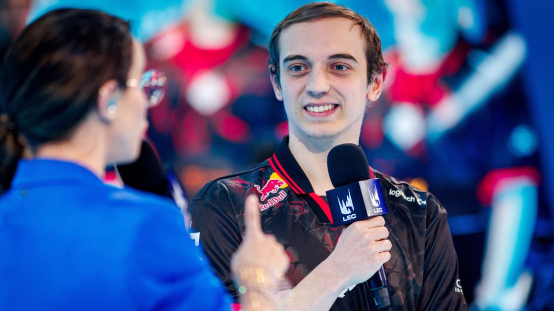 Imagem do Caps no palco da LEC 2025