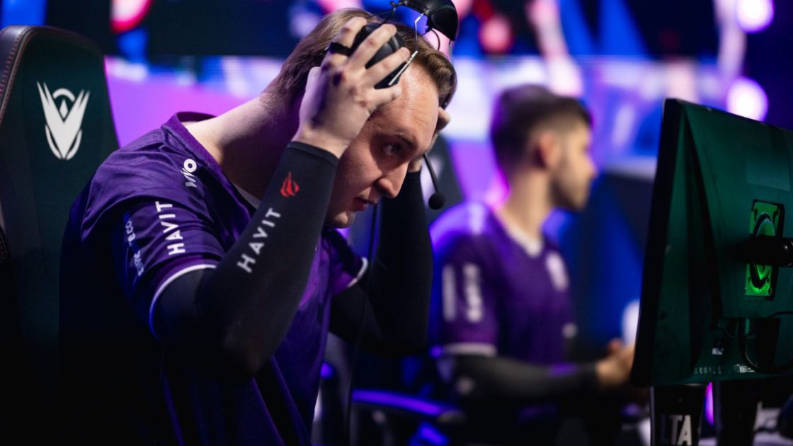 Na foto, o Trymbi, técnico da VKS