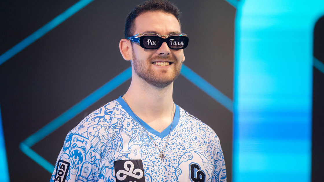 Imagem do Cloud9 Vulcan no palco da LTA 2025