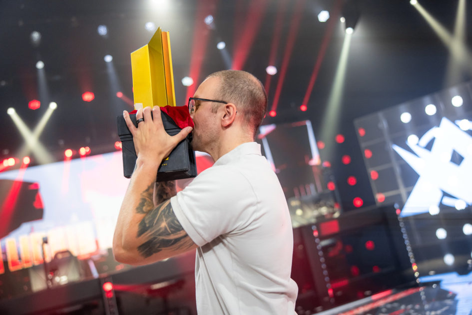 Imagem do Spawn beijando o título da LTA 2025