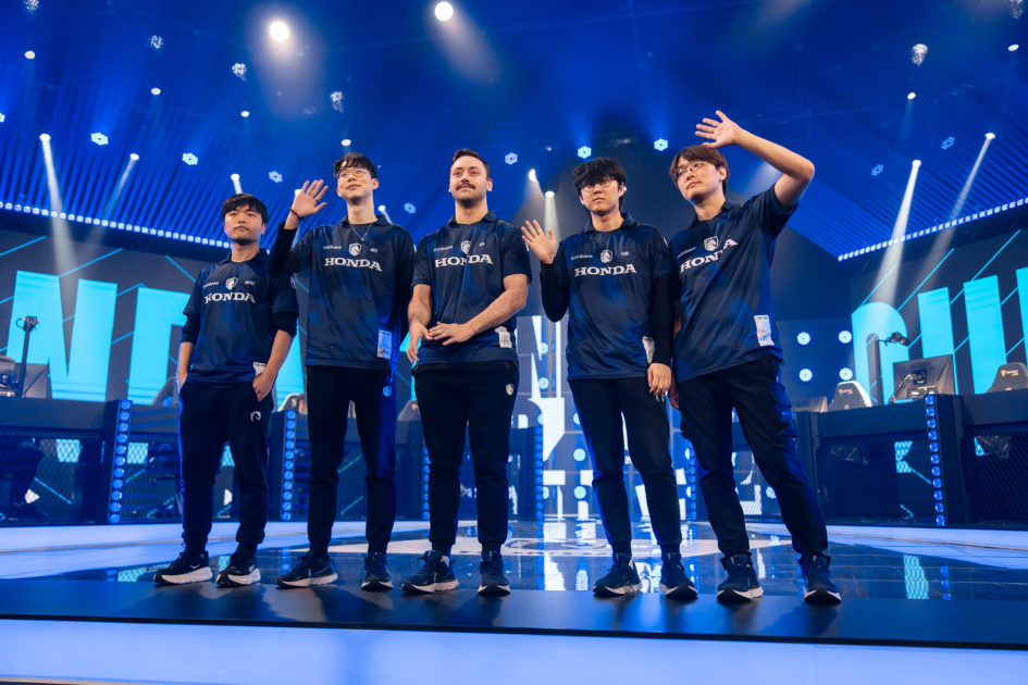 Imagem do time da Team Liquid no palco da LTA 2025