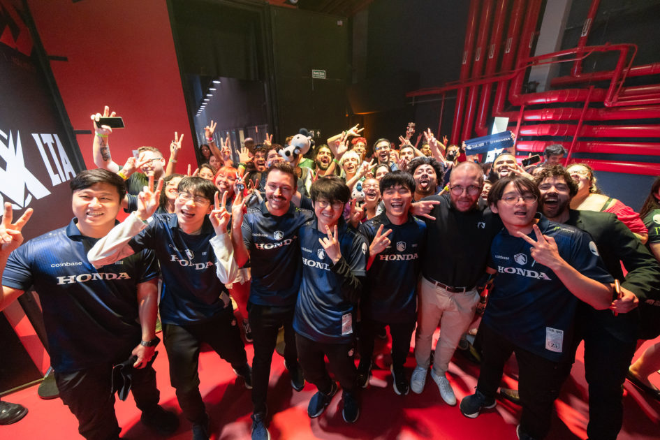 Foto da Team Liquid com o público da LTA 2025