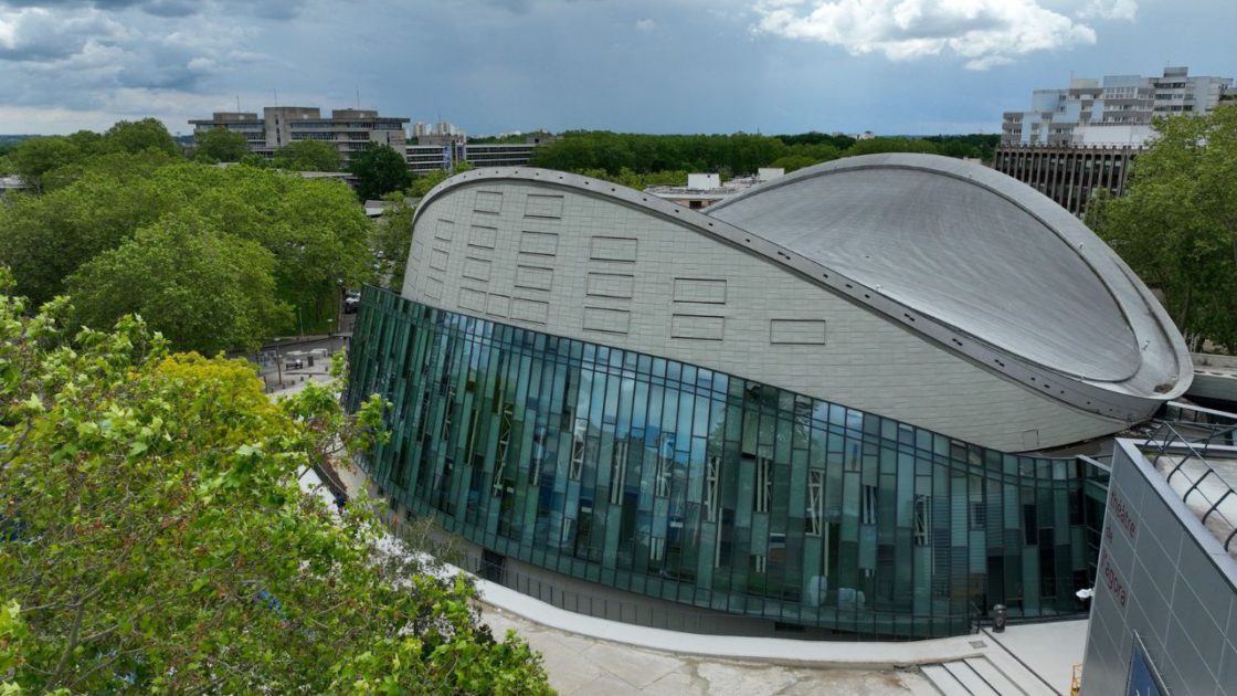 Na foto, a KCorp Arènes, o estádio da própria Karmine Corp na França