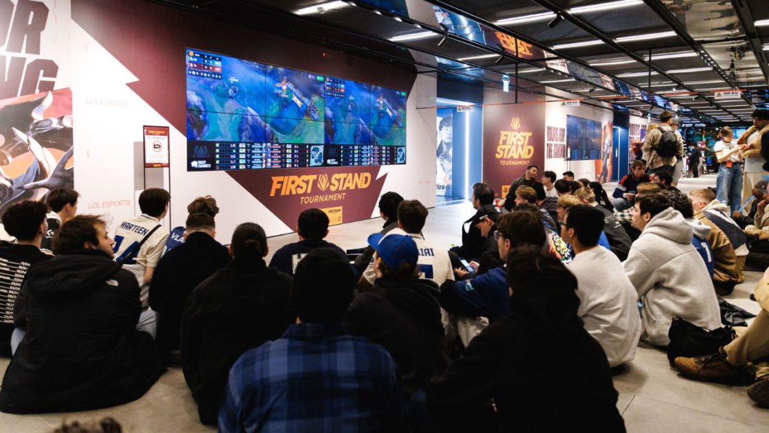 Na foto, torcedores vendo Team Liquid contra Karmine Corp