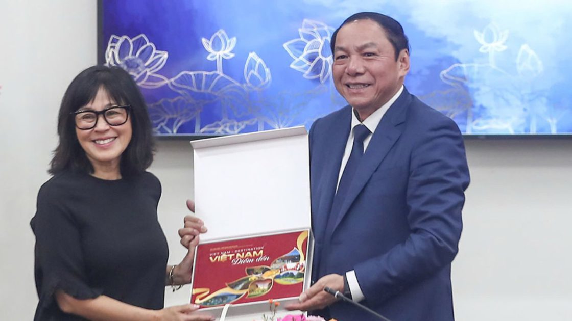 Na foto, a Diretora da Riot Studios, Rose Lam