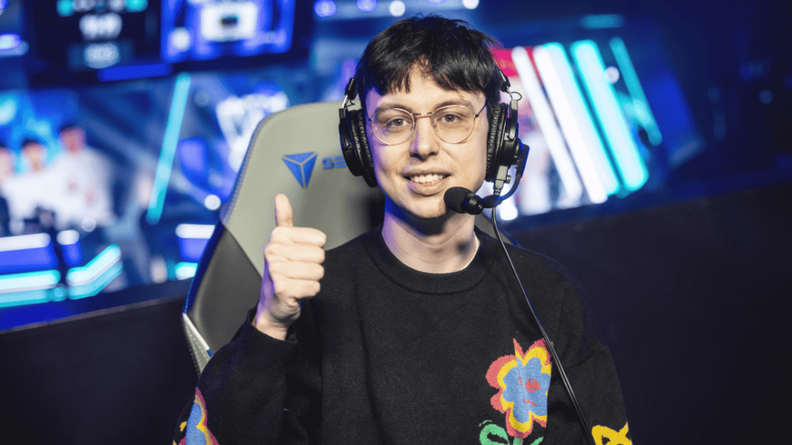 Foto posada do streamer Caedrel no Worlds 2024.