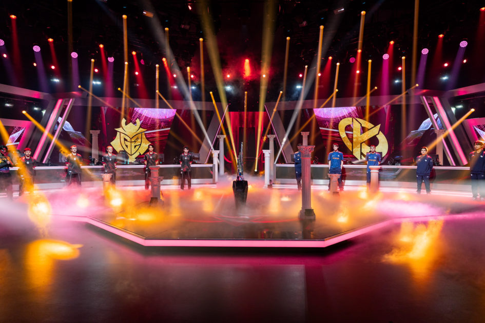 Imagem dos dois times da final da LEC 2025 1° split no palco da Riot Games