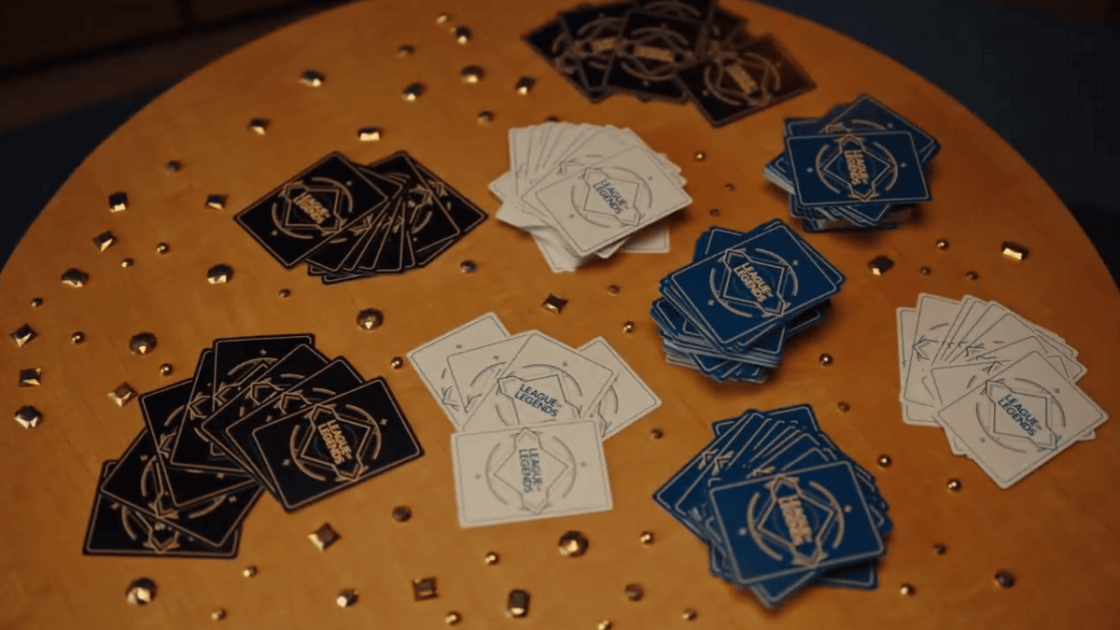 Foto de cartas do Riftbound.