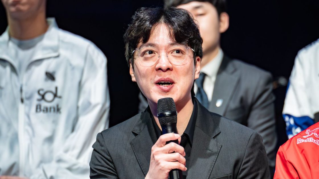 Imagem do técnico da T1, Kkoma, na LCK 2025