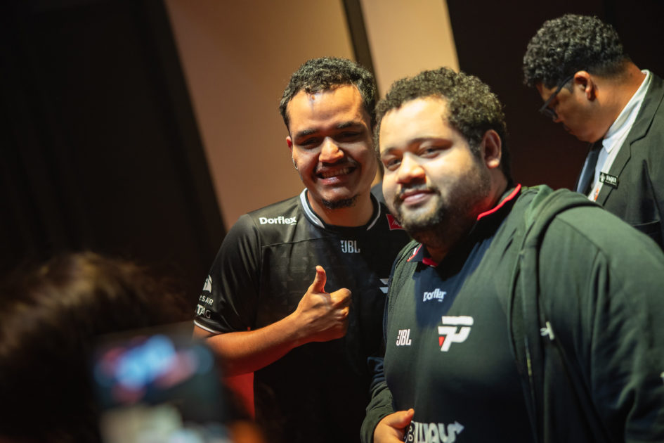 Foto de Cariok com um fã.