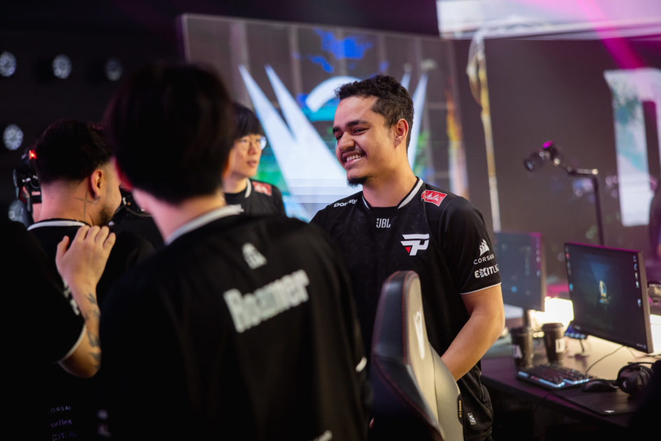 Cariok sorrindo entre seus companheiros de paiN Gaming.