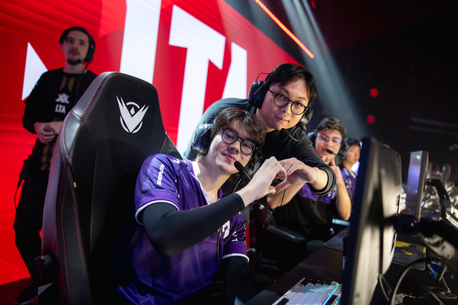 Foto de Boal e SeeEl no stage, pela Vivo Keyd Stars.