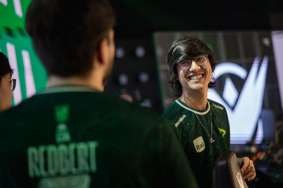 Foto de tinowns no stage sorrindo para o RedBert.