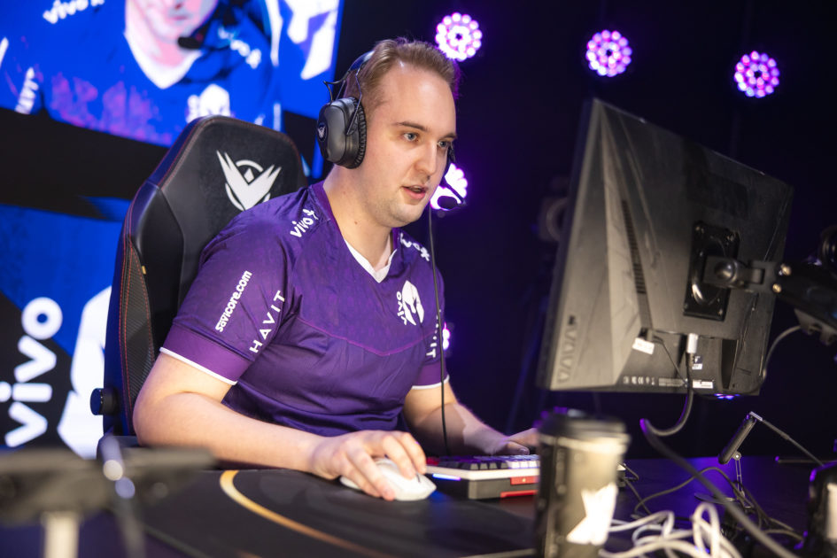 Foto de Trymbi jogando pela Vivo Keyd Stars.