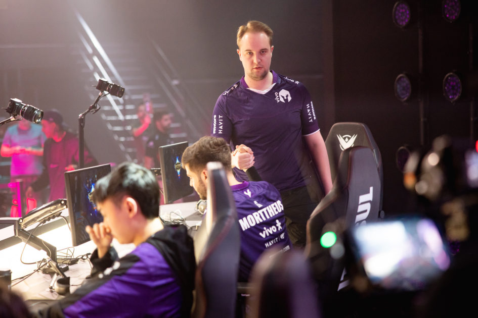 Foto de Trymbi cumprimentando Morttheus.