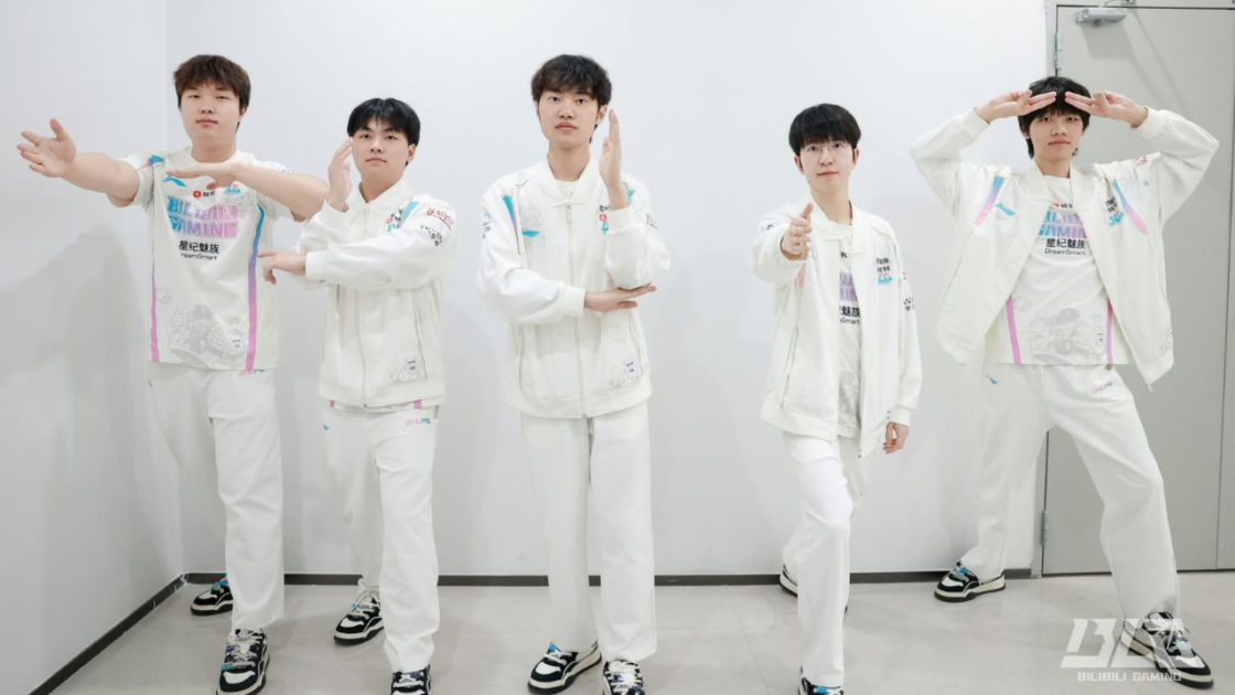 Na foto, os jogadores da BLG na LPL 2025