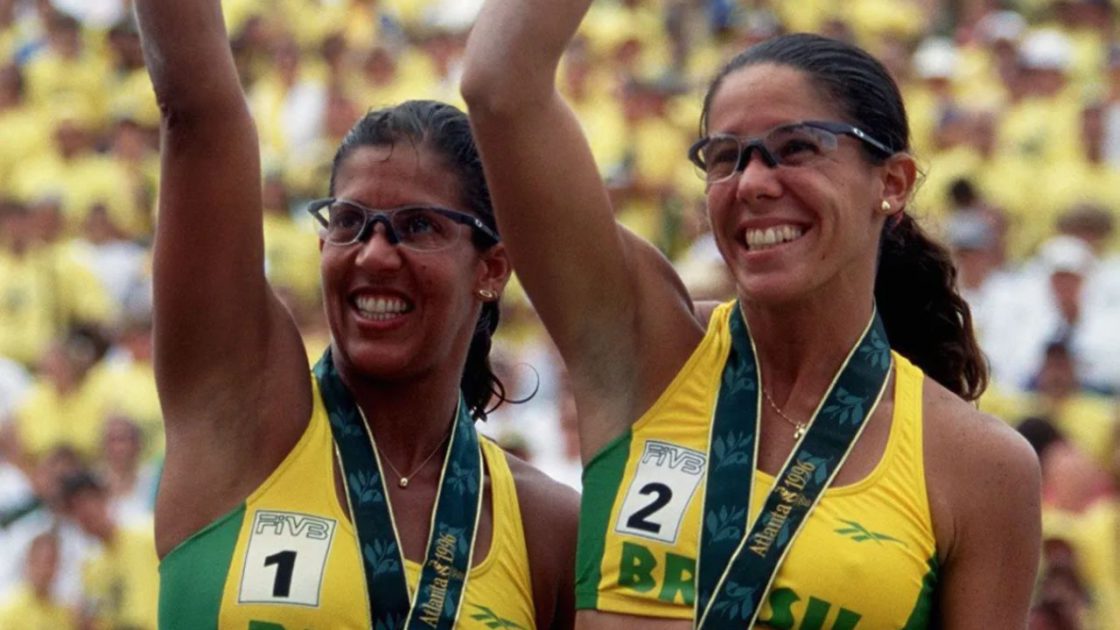 Na foto, as campeãs olímpicas Jacqueline e Sandra em 1996