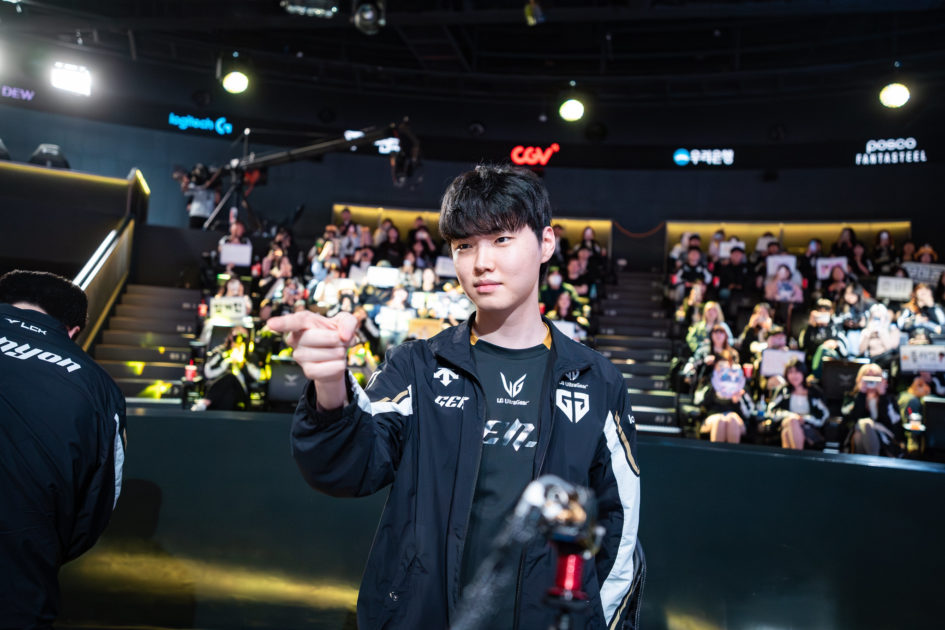 Chovy apontando para a câmera.