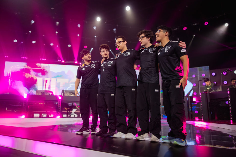 Equipe da FURIA no palco da LTA.