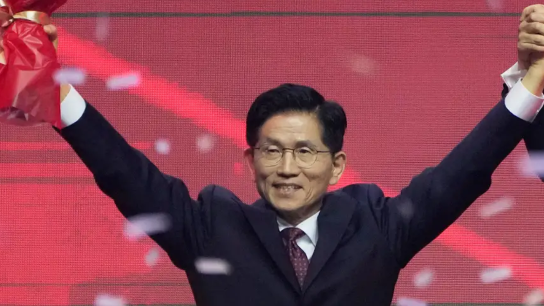 Foto de Kim Moon-Soo após vencer as eleições primárias do PPP.