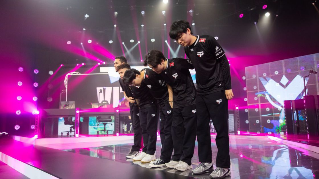 Foto da equipe da paiN Gaming reverenciando a torcida.