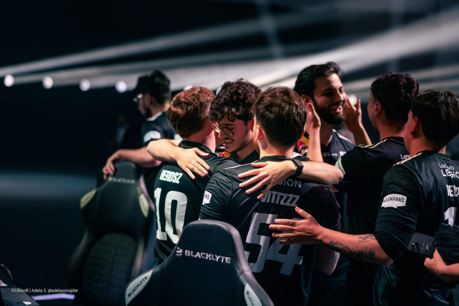 Foto da equipe da FURIA comemorando vaga na Grande Final.