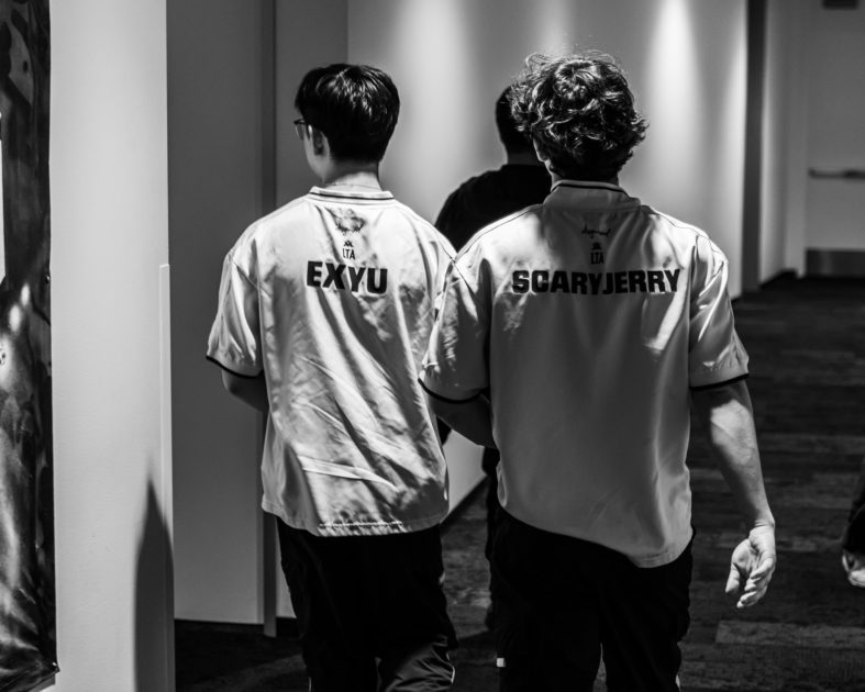 Foto de ScaryJerry e eXyu, integrantes da Disguised.