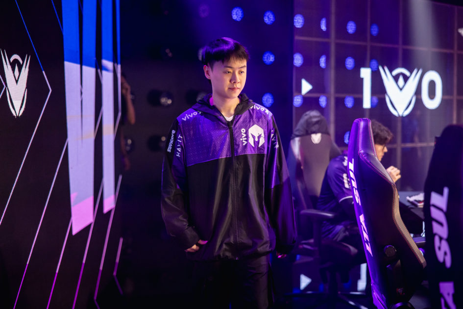 Foto de Kisee no palco representando a Vivo Keyd Stars.