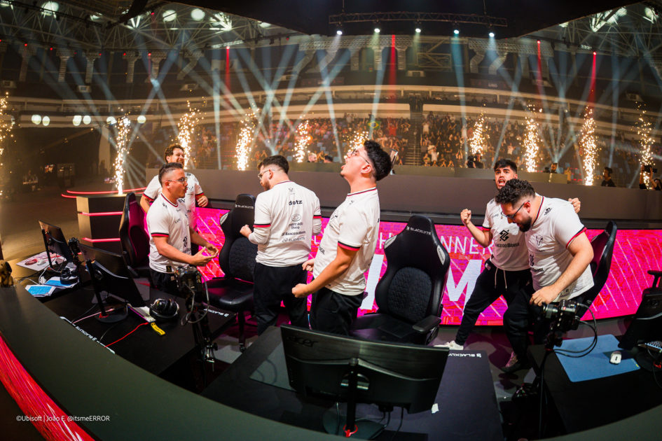 Foto da equipe da W7M comemorando a classificação.