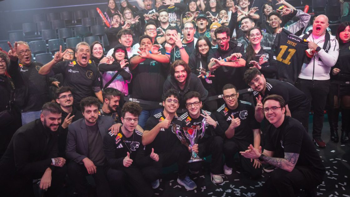 Imagem da FURIA com a taça da LTA Sul 2025