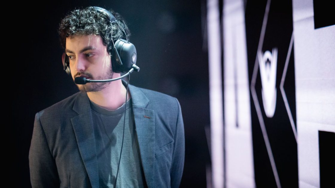 Na foto, o assistant-coach da FURIA, Furyz