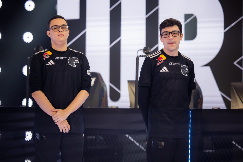 Foto de Ayu e Jojo representando a FURIA.