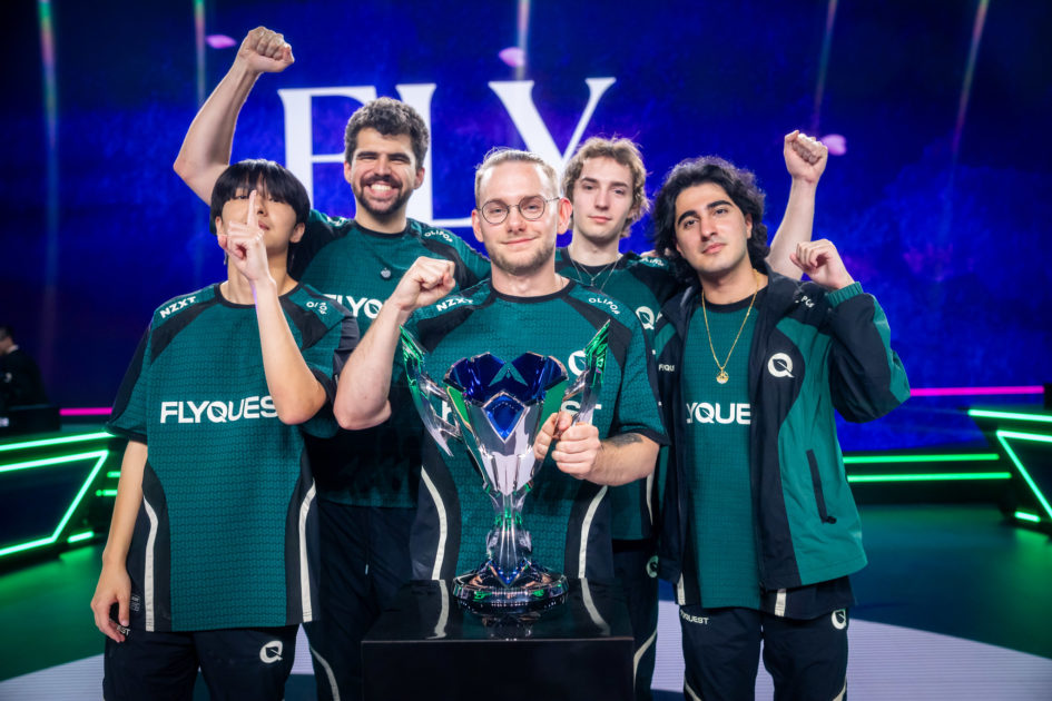 Foto da equipe da FlyQuest com a taça da LTA Norte.