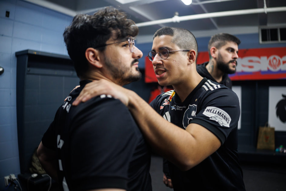 Foto de Tatu motivando Guigo, da FURIA.