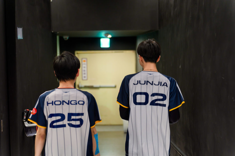 Foto de Junjia e HongQ representando a CFO.