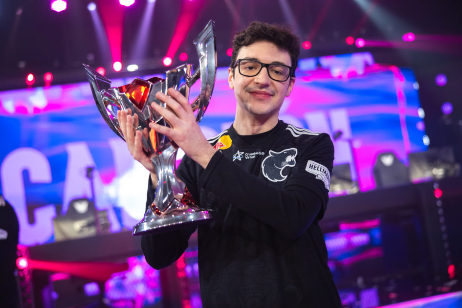 Foto de Jojo com a taça da LTA Sul 2025 2º Split.