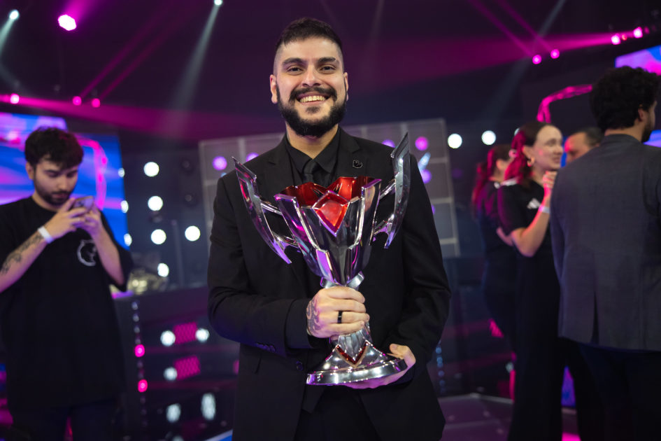 Foto do Maestro com a taça da LTA Sul 2025.