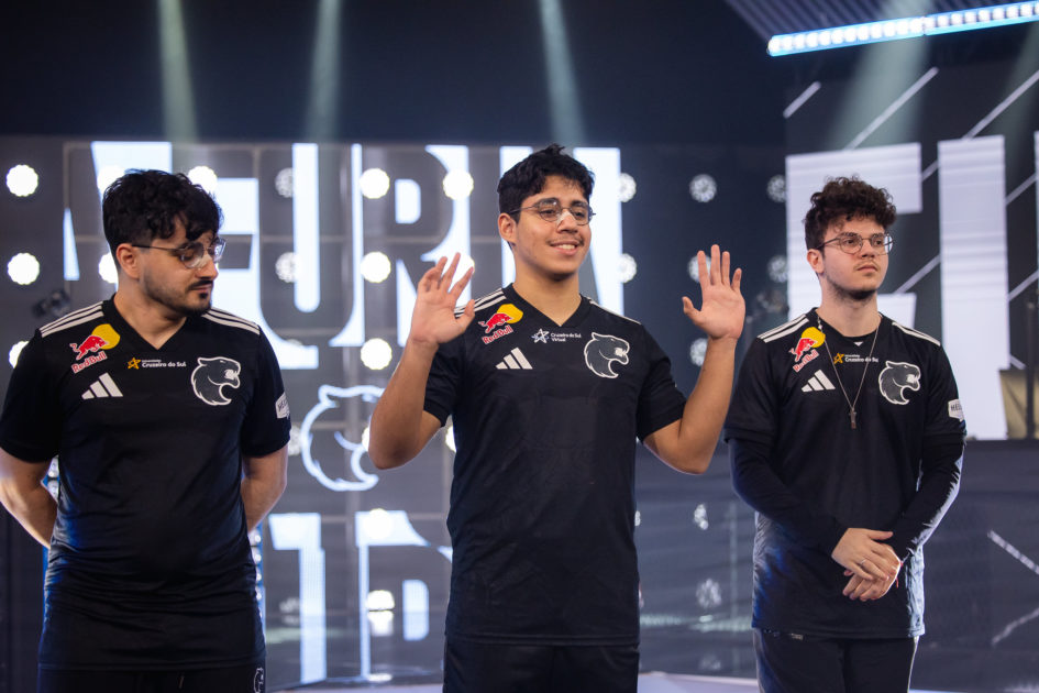 Foto de Tatu, Guigo e Tutsz representando a FURIA.