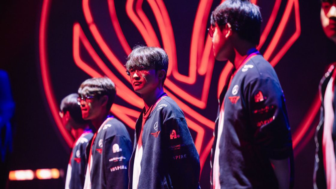 Foto da equipe da T1 fazendo suas assinaturas.