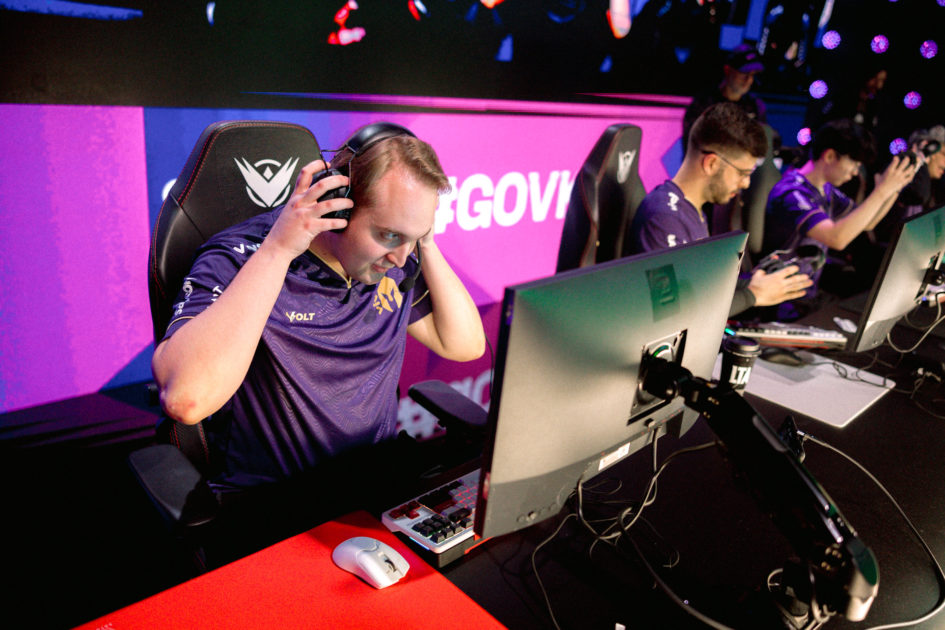 Foto de Trymbi cumprimentando Mireu pela Vivo Keyd Stars.