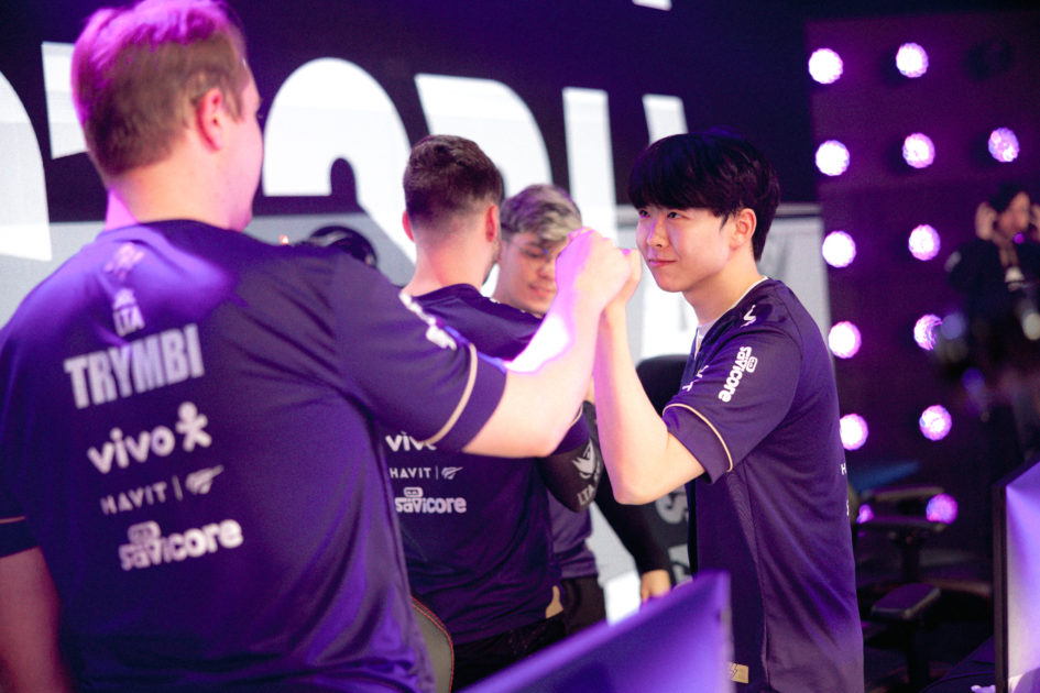 Foto de Trymbi cumprimentando Mireu pela Vivo Keyd Stars.