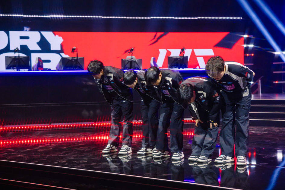 Foto da Bilibili Gaming fazendo uma reverência ao público.