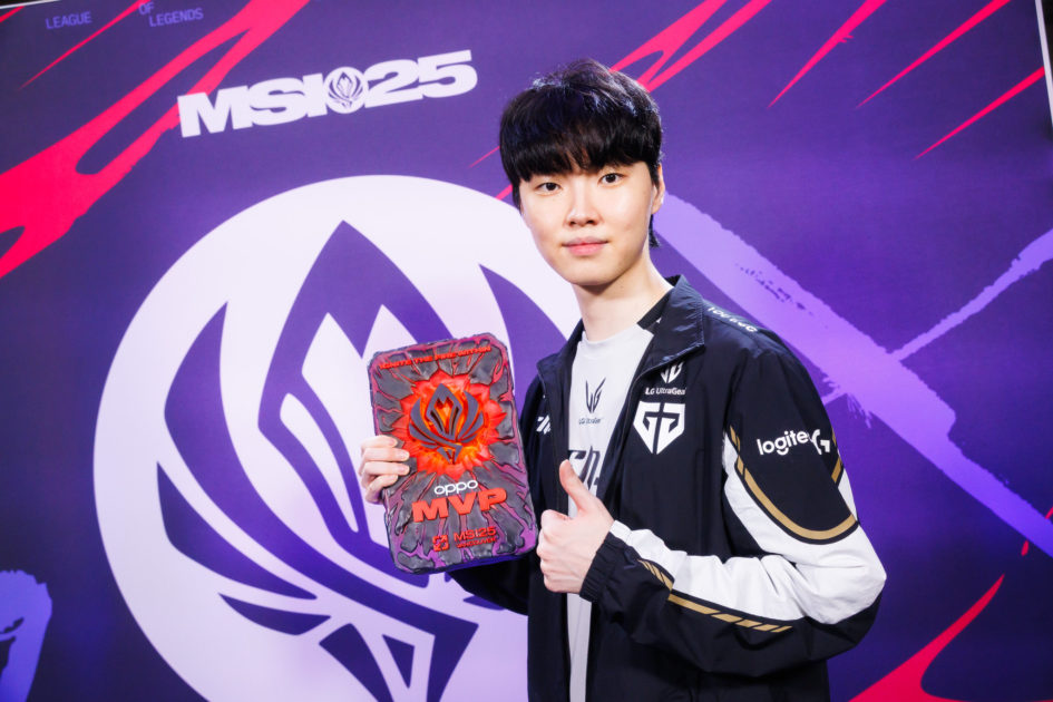 Foto de Chovy com o prêmio de MVP da Final do MSI 2025.