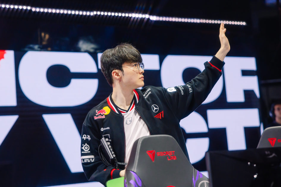 Foto de Faker acenando no MSI 2025.