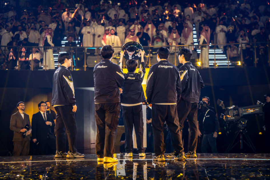 Foto de Kiin levantando o troféu da EWC 2025.